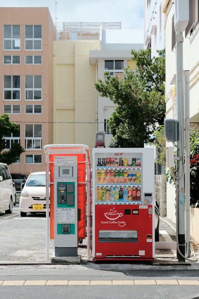 住宅街の路地に並ぶ赤い自動販売機