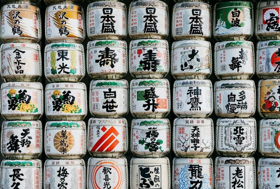 神社に奉納された酒樽。各蔵元の銘柄が墨字で描かれた菰樽が整然と並ぶ